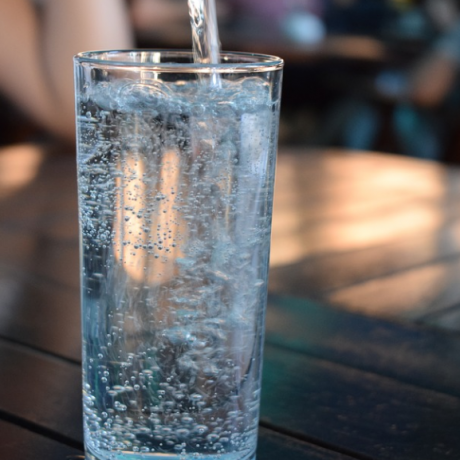 Tidak hanya untuk memuaskan dahaga, air minum juga memiliki manfaat bagi kesehatan yang baik bagi tubuh.